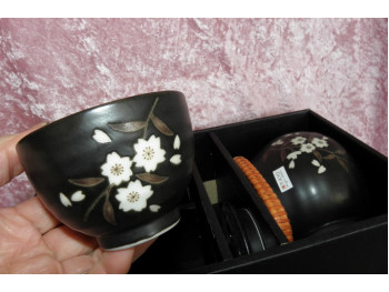 Exclusivt Japansk tesæt, Cherry, sort kande og 4 kopper i gaveboks, håndmalet